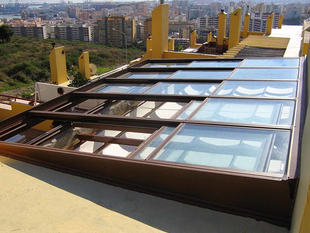 Cerramiento con techo móvil transparente
