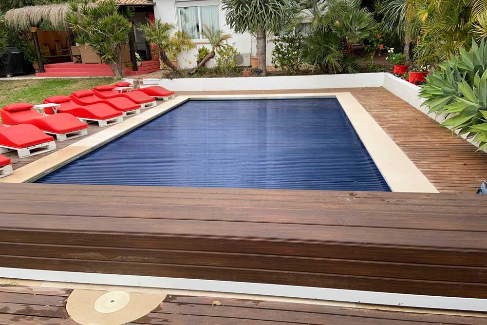 Cobertor de piscina de lamas con cajón en color madera