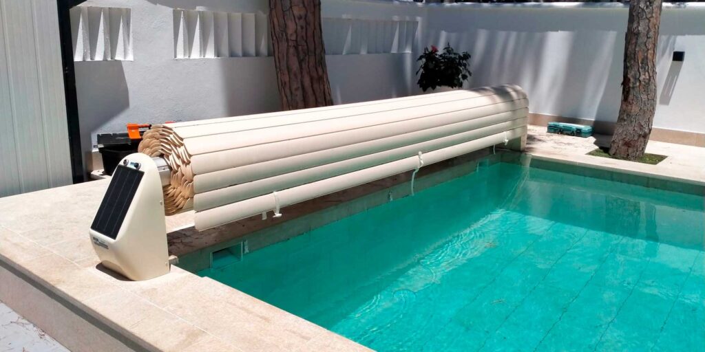 Cobertor de lamas para piscina con panel solar