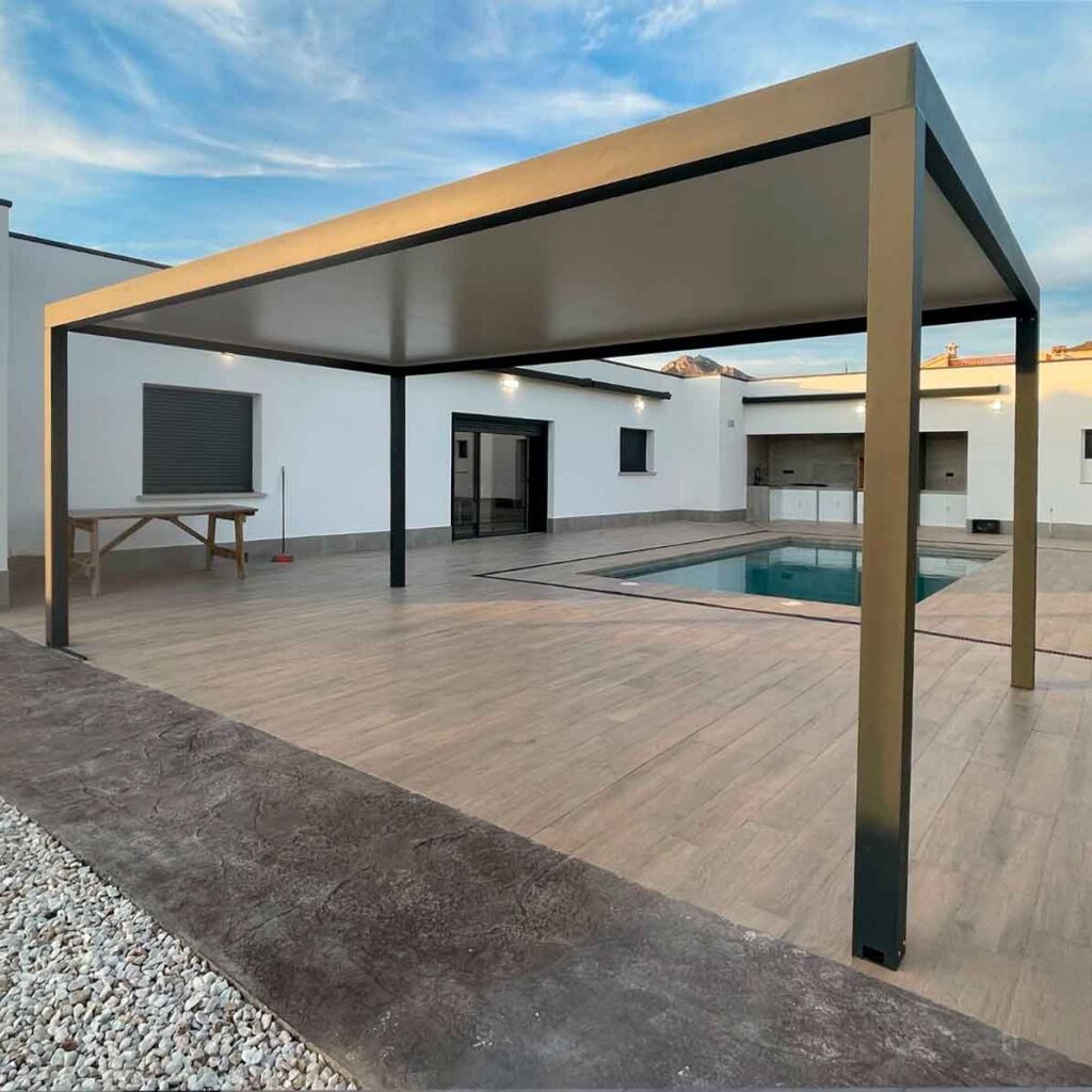 Pérgola con techo fijo