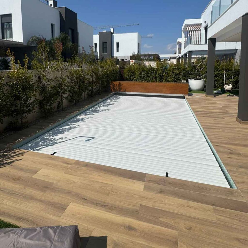 Instalación cobertor piscina